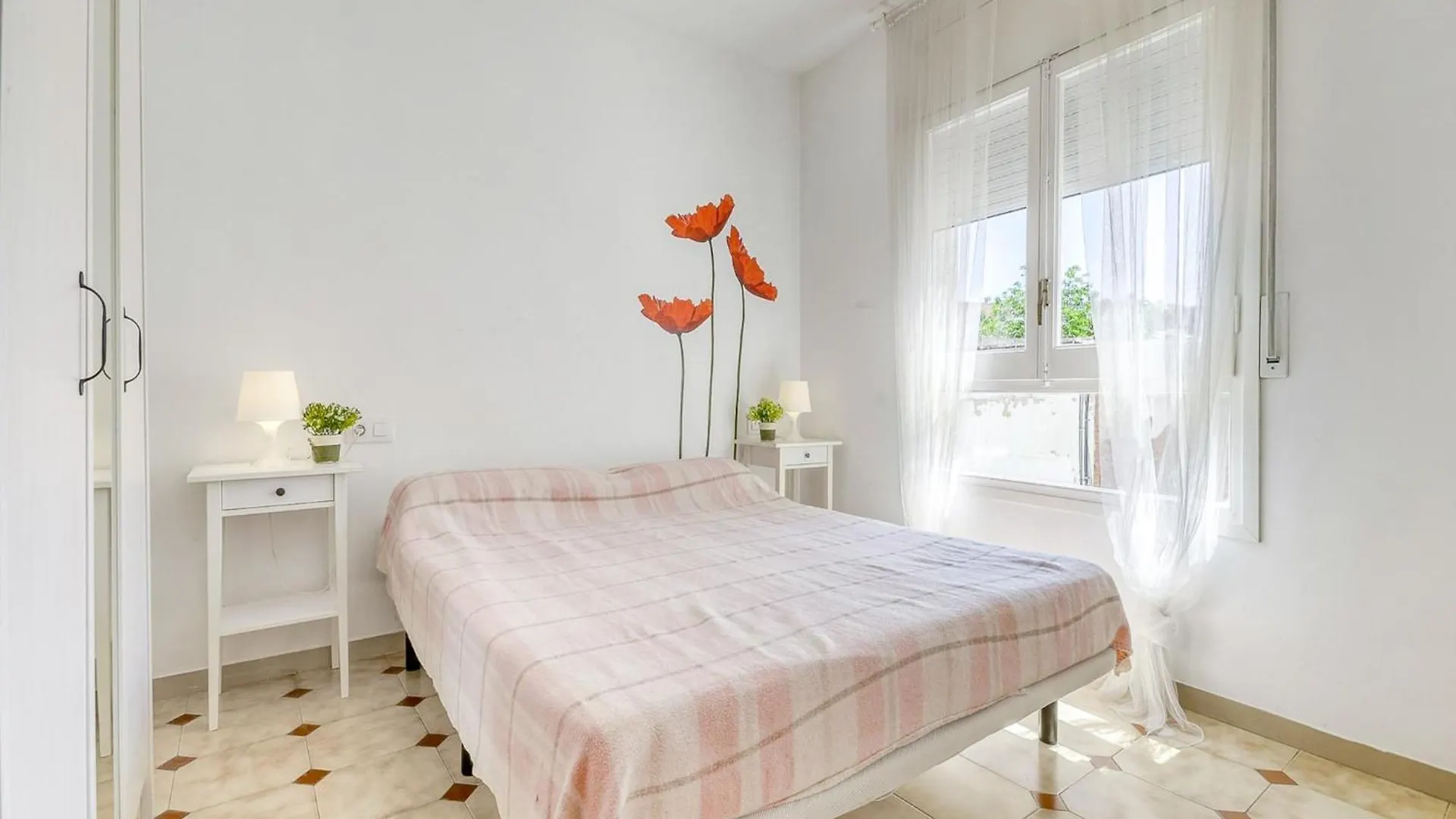 Apartment With Communal Pool Roses