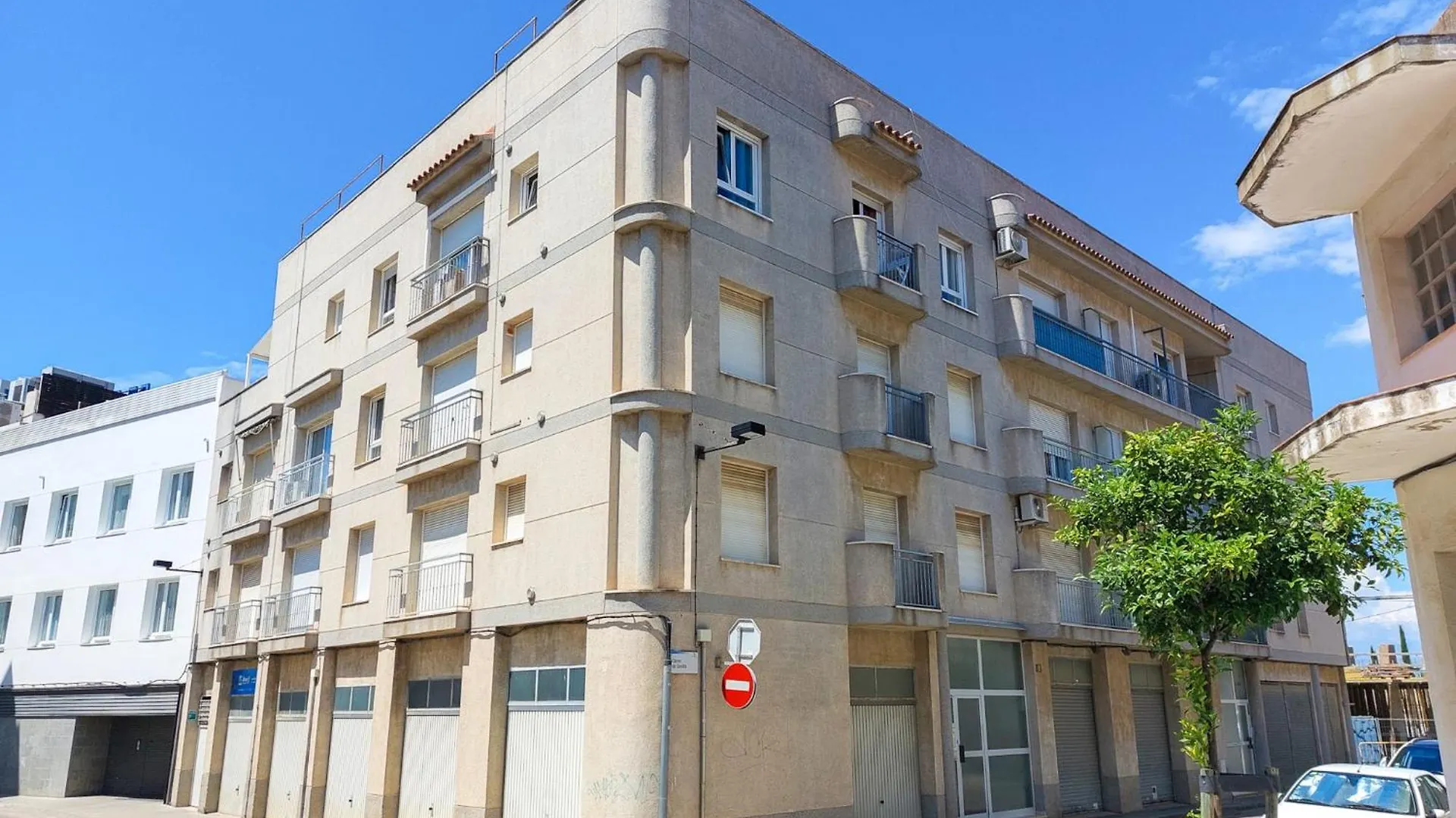 Apartment With Communal Pool Roses